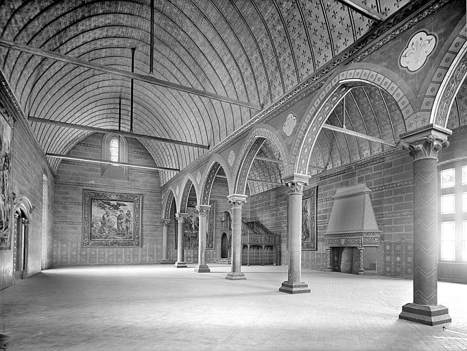 Vue intérieure de la Salle des Etats Généraux, angle nord du château. Murs nord-ouest