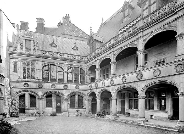 Vue d'ensemble des façades sur cour. Galeries du corps principal et aile gauche