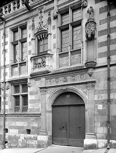 Façade sur rue : Détail de la porte et des fenêtres