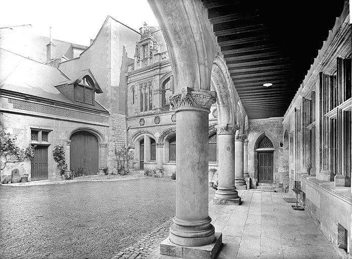 Vue intérieure de la galerie du rez-de-chaussée vers la gauche et façades sur cour