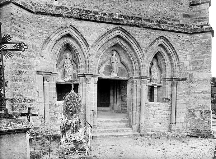 Façade ouest : Porche surmonté de trois statues. Cimetière