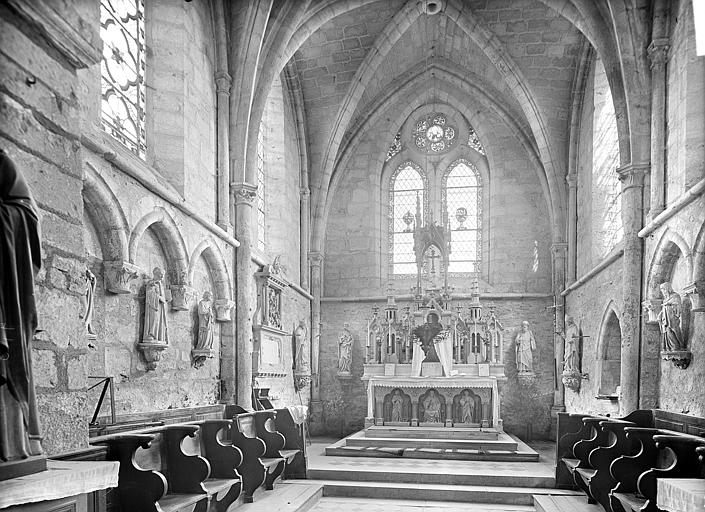 Vue intérieure du choeur. Statues de saints, stalles, maître-autel