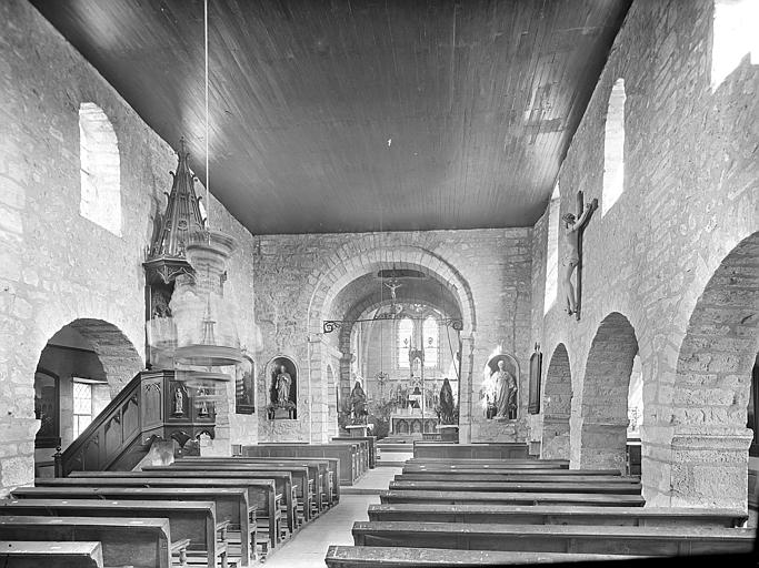 Vue intérieure de la nef vers le choeur