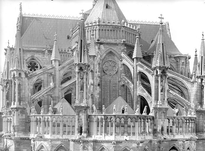 Façade est : Détail du niveau supérieur. Gargouilles posées sur la balustrade