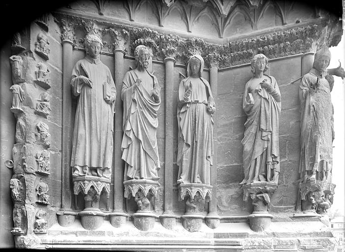 Façade ouest, portail de gauche : Statues des ébrasements de droite. Saint Florent diacre, saint Jocond, sainte Eutropie , apôtre saint Jean, évêque saint Rigobert