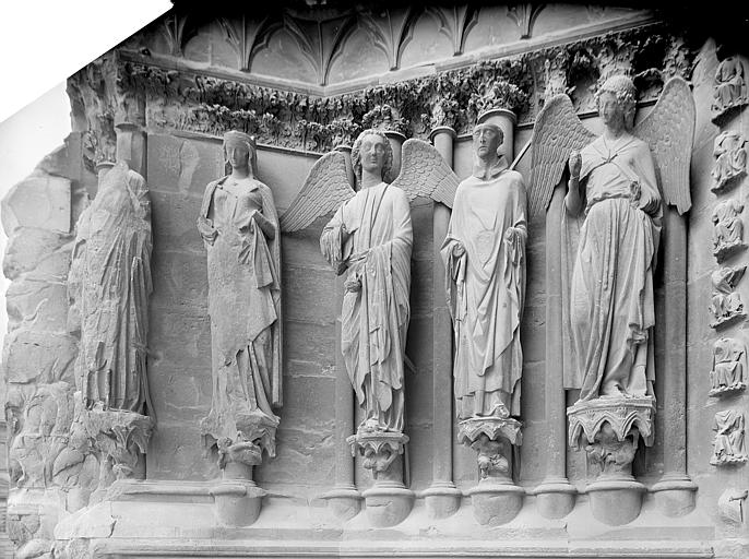 Façade ouest, portail de gauche : Statues des ébrasements de gauche. Ange au sourire, saint Nicaise ou Albert de Louvain évêque, ange tenant un encensoir, sainte Hélène ou sainte Célinie, et saint Nicolas