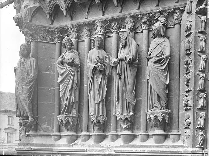 Façade ouest, portail central : Statues des ébrasements de gauche. une servante ou la Vierge de la Purification, Siméon le grand Prêtre, Marie tendant l'Enfant à Siméon et Joseph, Isaïe