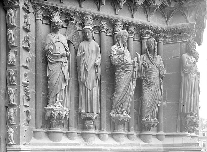 Façade ouest, portail central : Statues des ébrasements de droite. l'Ange de l'Annonciation et la Vierge, la Vierge de la Visitation et Elisabeth, David ou Zacharie