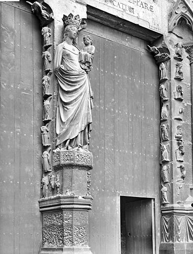 Façade ouest, trumeau du portail central : Vierge à l'Enfant