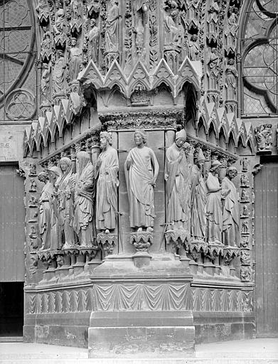 Façade ouest, ébrasements et contrefort entre le portail central et le portail de droite. Statues