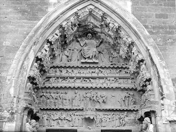 Façade nord, portail du Jugement dernier : Tympan. Le Christ entouré de la Vierge, saint Jean-Baptiste et deux anges. Les défunts sortent de leurs tombeaux. Registres inférieurs, à gauche : Les élus ou les vertus. A droite : Les damnés ou les vices