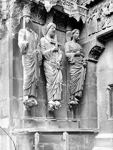 Façade nord, portail du Jugement dernier : Ebrasement gauche. Statues de saint Pierre, saint André et saint Barthélemy