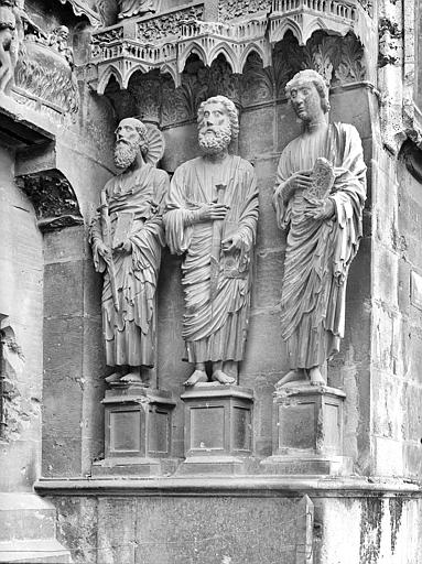 Façade nord, portail du Jugement dernier : Ebrasement droit. Statues de saint Jean, saint Jacques le Majeur et saint Paul