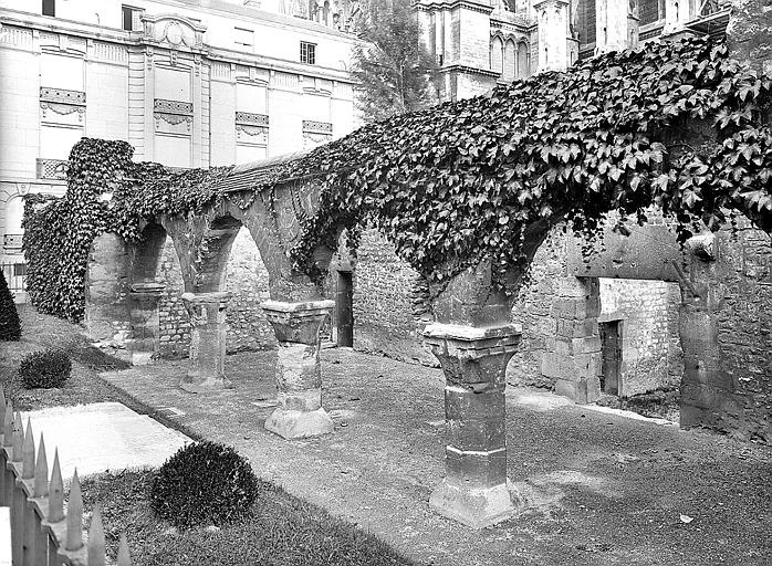 Ruines d'arcades ogivales, au sud-est de la cathédrale. Bâtiments canoniaux, peut-être église Saint-Michel ou salle du Trésor. Vue rapprochée