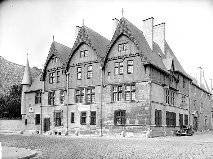 Vue d'ensemble, façade à l'angle de la place