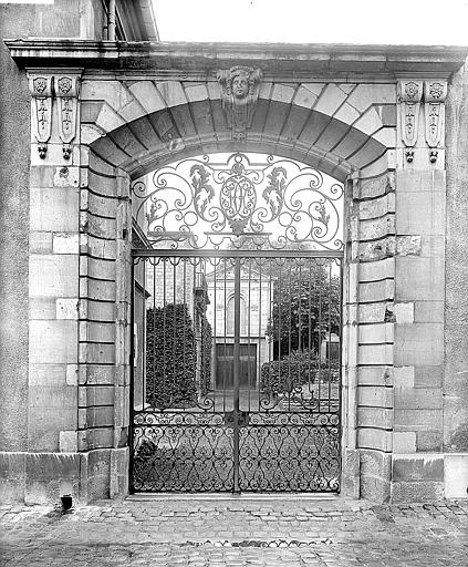 Porte en fer forgé donnant sur la cour