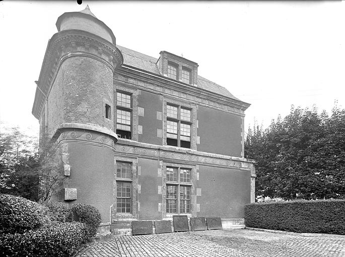 Façade sur cour pavée