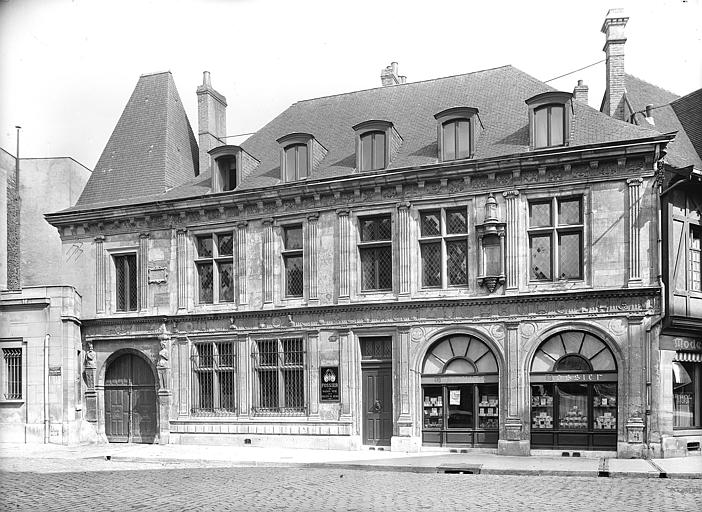 Vue d'ensemble, façade sur rue