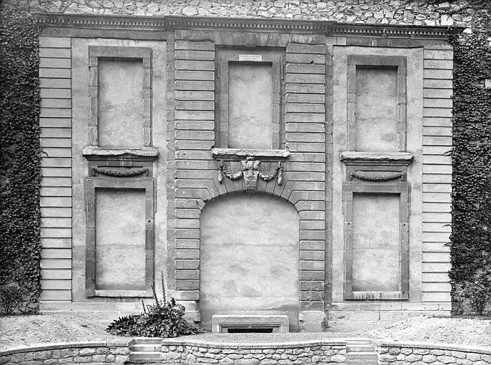 Façade d'une maison déposée et remontée dans la cour du musée, anciennement située : Sedan (rue de) 5