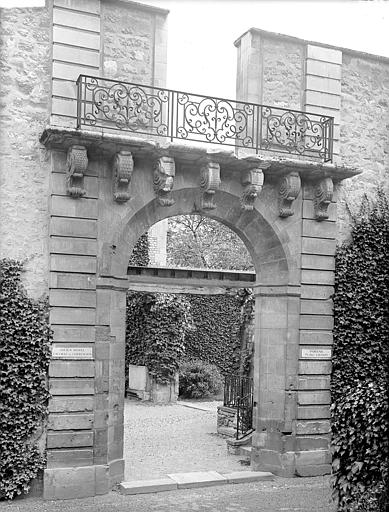 Hôtel Lagoille de Courtagnon, anciennement situé Chanzy (rue) 71 : Portail déposé et remonté dans la cour du musée