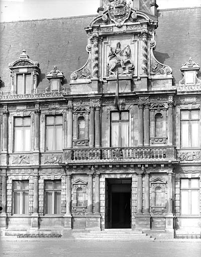 Façade donnant sur la place : Pavillon central, entrée surmontée d'une statue équestre