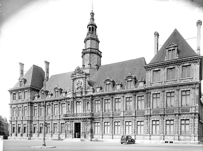 Vue d'ensemble de la façade donnant sur la place