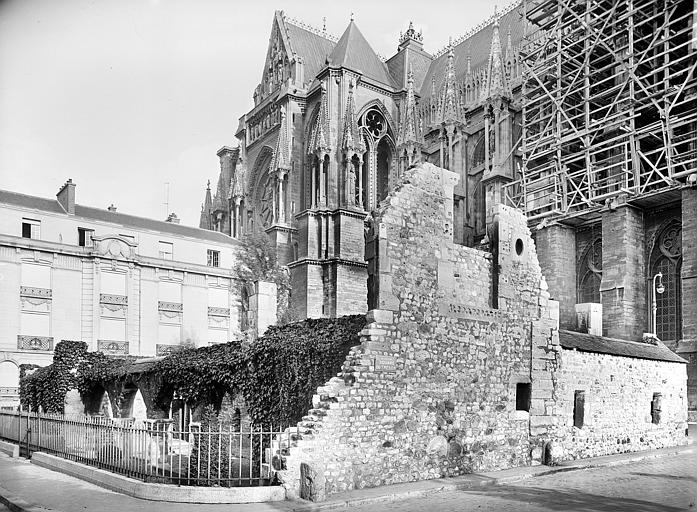 Ruines d'arcades ogivales, au sud-est de la cathédrale. Bâtiments canoniaux, peut-être église Saint-Michel ou salle du Trésor. Vue d'ensemble