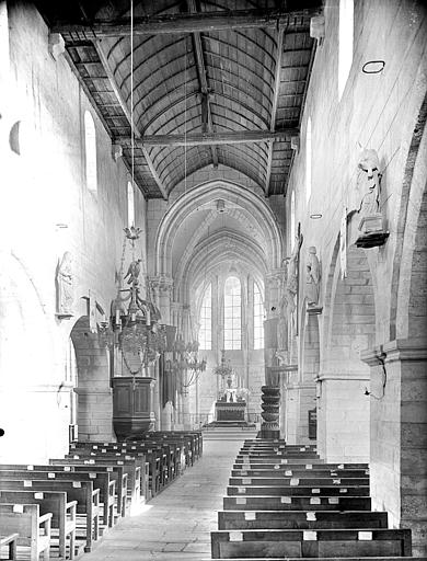 Vue intérieure de la nef vers le choeur