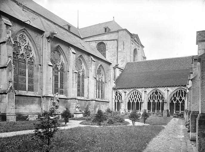 Cloître, galerie est. Façade sud de la cathédrale