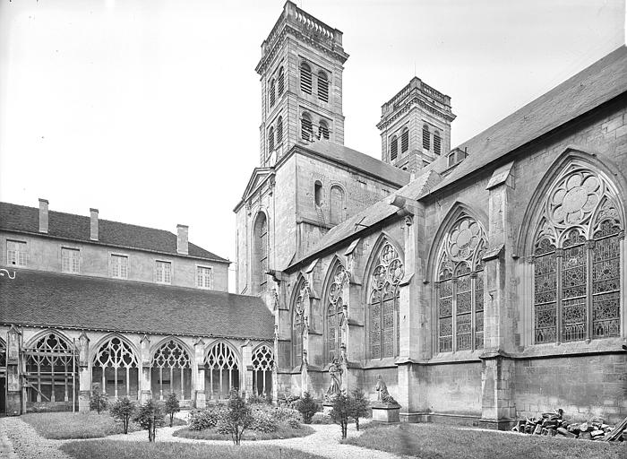 Cloître, galerie ouest. Façade sud de la cathédrale. Clocher