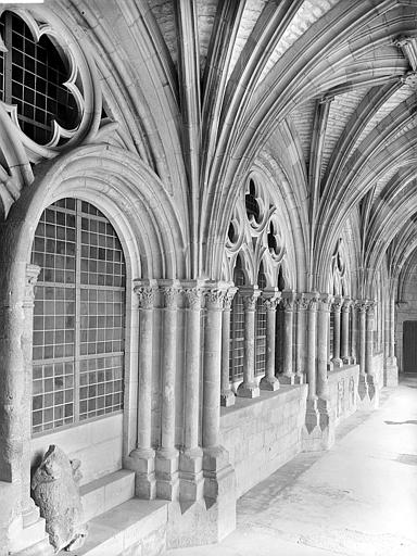 Vue intérieure de la galerie est du cloître vers le sud