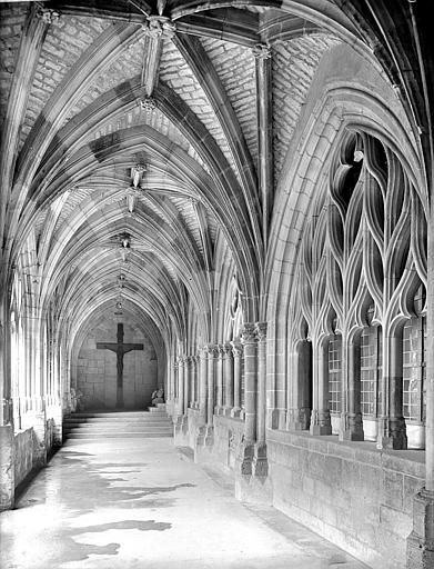 Vue intérieure de la galerie est du cloître vers le nord