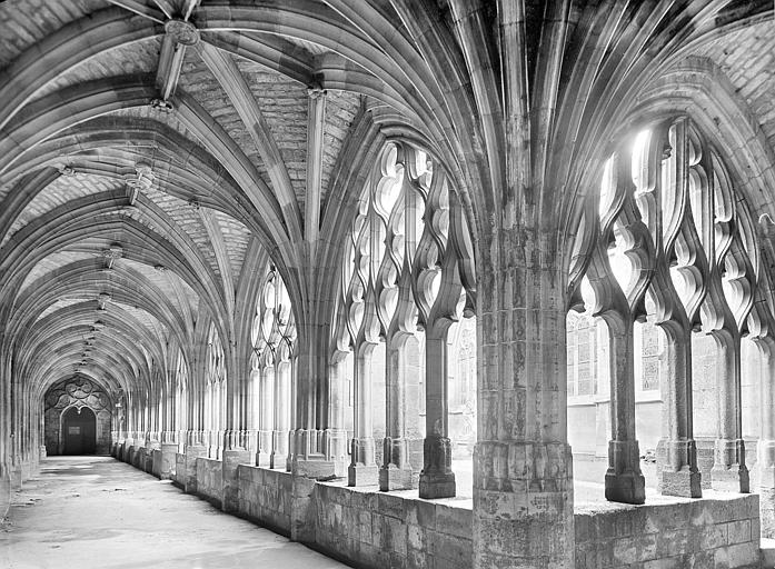 Vue intérieure de la galerie sud du cloître vers le nord-ouest