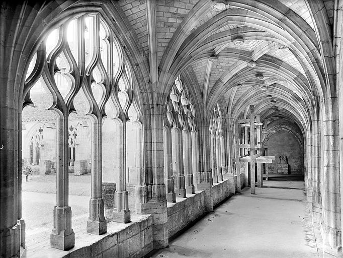 Vue intérieure de la galerie ouest du cloître vers le sud