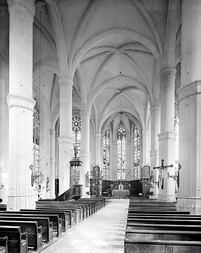 Vue intérieure de la nef vers le choeur