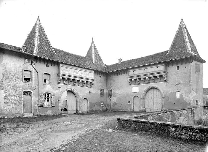 Dépendances ou ruines de l'ancien château : Portes d'entrée ou porteries bretèches, angle nord-ouest