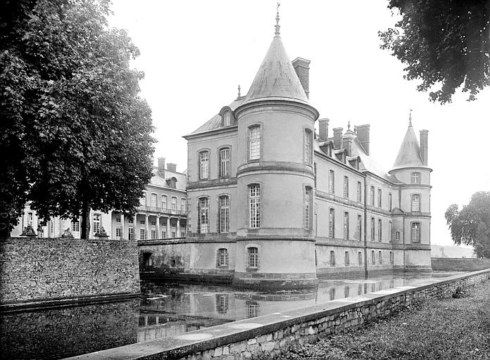 Ensemble sud-ouest vu depuis l'autre côté des douves. Pont d'accès à la cour