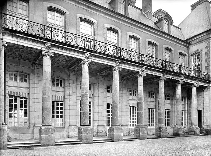 Mur nord de la cour intérieure. Colonnade