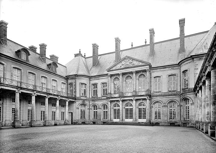 Ensemble ouest. Vue rapprochée depuis la cour