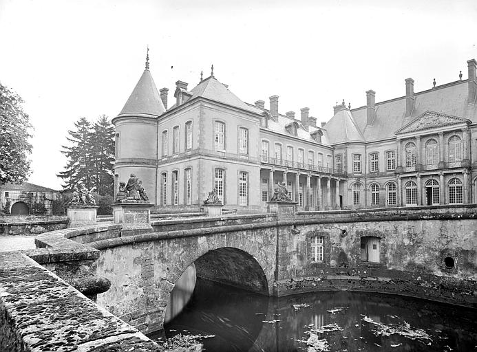 Ensemble ouest. Pont et cour vus depuis l'angle sud-ouest, de l'autre côté des douves