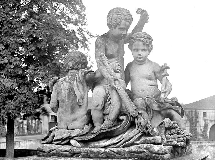 Groupe d'enfants sculpté ornant le pont à l'angle nord-ouest