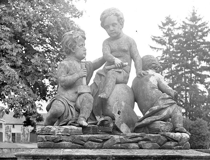 Groupe d'enfants sculpté ornant le pont à l'angle nord-est