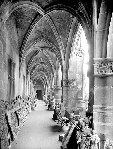 Vue intérieure de la galerie de sculptures sur cour, vue depuis le grand vestibule sous le porche