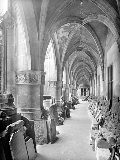 Vue intérieure de la galerie de sculptures sur cour, vue vers le grand vestibule sous le porche