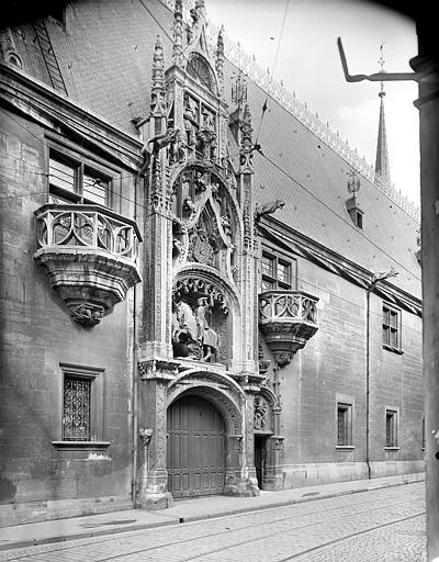 Façade sur rue. Porterie. Statue équestre