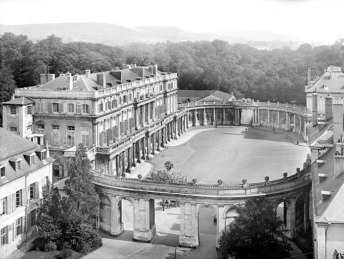 Hémicycle de la Carrière vu depuis un point surélevé à l'ouest et en direction de la Pépinière. Palais du Gouvernement au nord