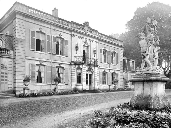 Façade sud vue depuis l'angle sud-ouest. Groupe sculpté : Vases à fleurs (2). Amour, Chimère. Amour à gauche du vase