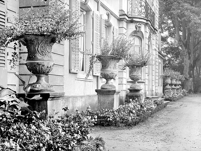 Façade sud vue depuis l'ouest. Vases à fleurs en fonte moulée le long de la façade