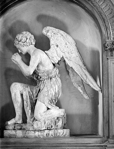 Statues (2) : Anges céroféraires. Un ange tourné vers la gauche