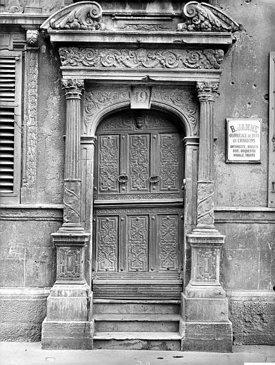 Façade sur rue, détail : Porte d'entrée